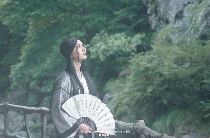 逃出昏暗的地下室