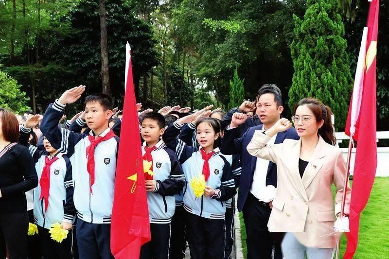 想吃面包不用买，简单几步，教你做出松软又香甜的火腿肠芝士面包游戏画面